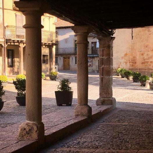 La Casa De Paloma En La Plaza Encanto Historico Riaza Buitenkant foto